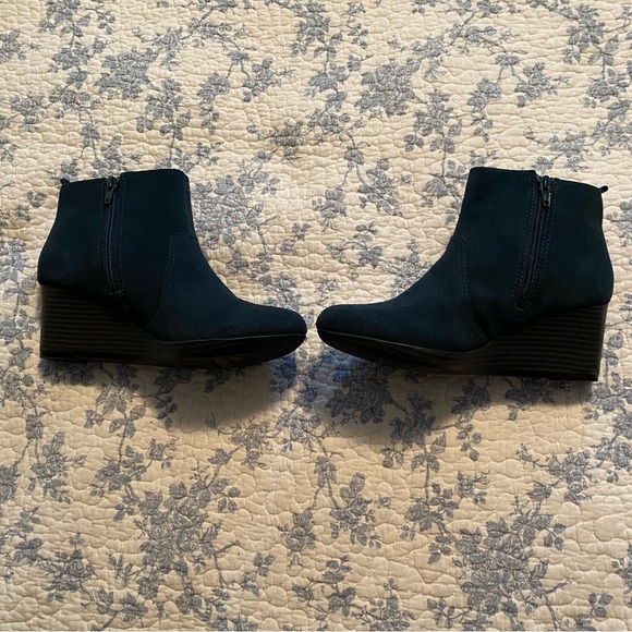 Clarks Collection Crystal Quartz Blue Suede Ankle Wedge Booties Size 6.5 - Picture 5 of 9